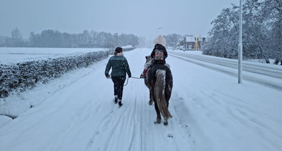 Te paard naar school door de sneeuw
